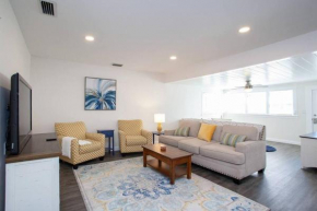 Bright, Immaculate and Cozy Coastal Cottage in Ozona